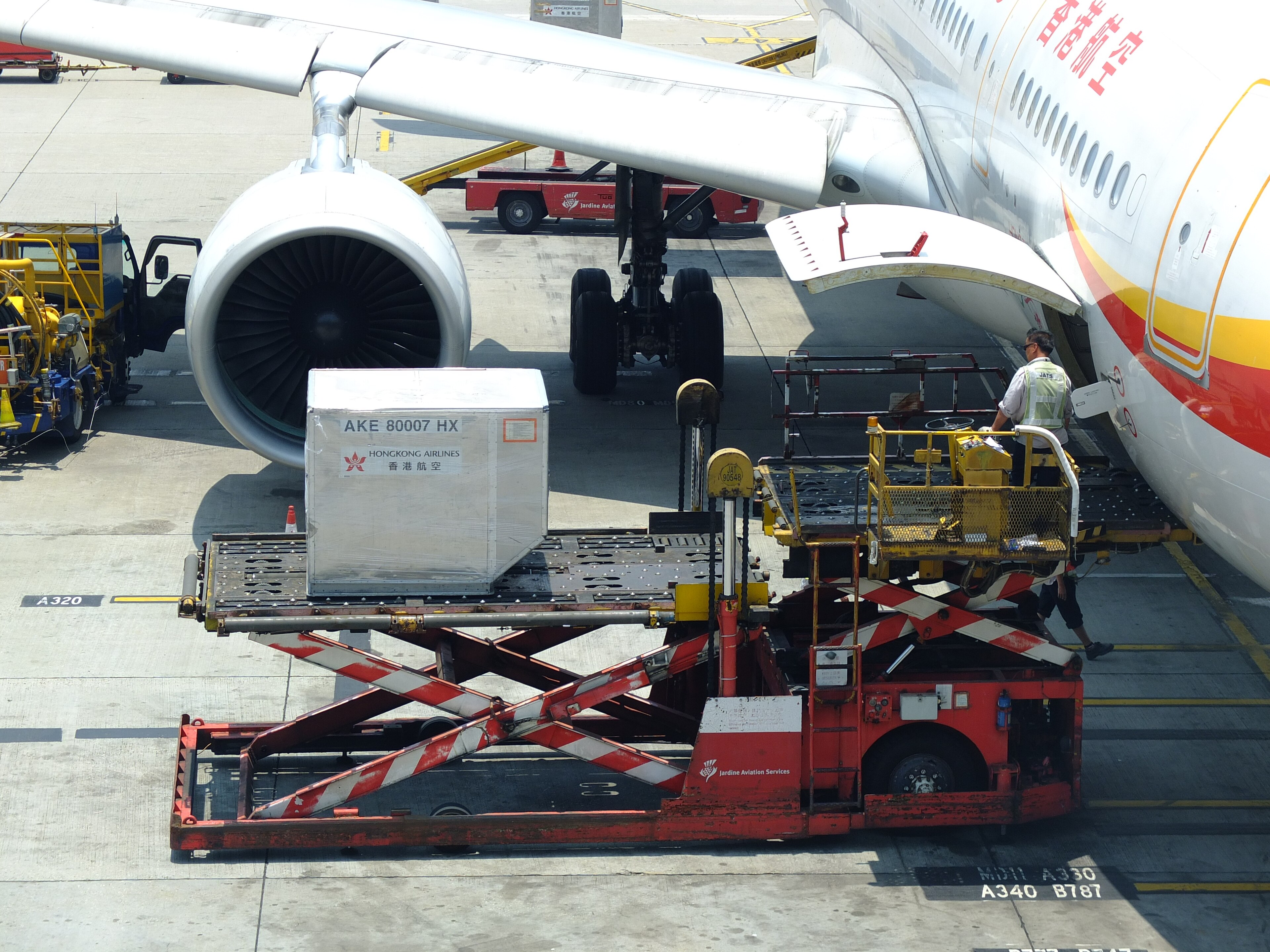 机场内正在装载到飞机的航空货物